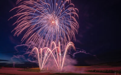 Nachthimmel mit explodierenden Rakten